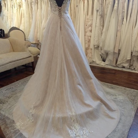 Plus Size Laced Embellished Vintage Layered Wedding Dress 16 - Picture 3 of 4